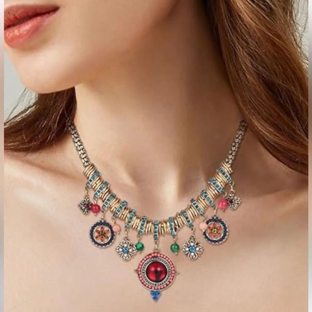 NWOT Boutique Bohemian Multicolor Rhinestone Pendants Chunky Silver Necklace